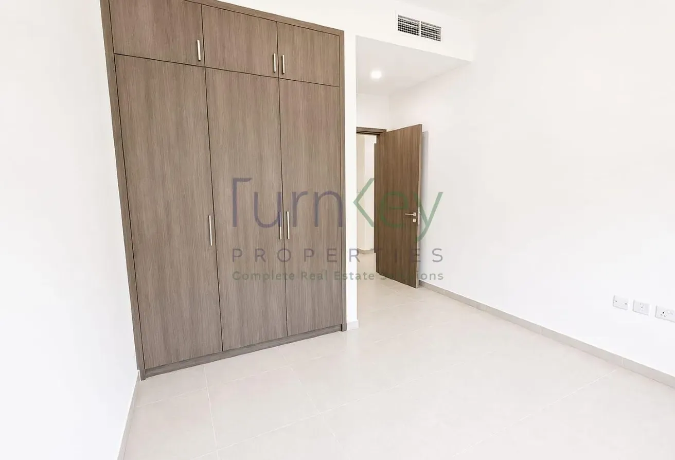 Single Row | Facing green line | Close to pool