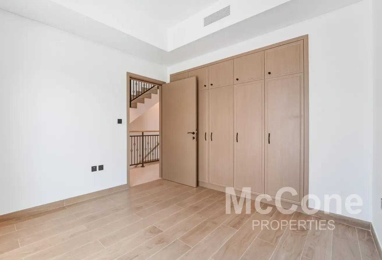 Corner Layout | Ready | Prime Location