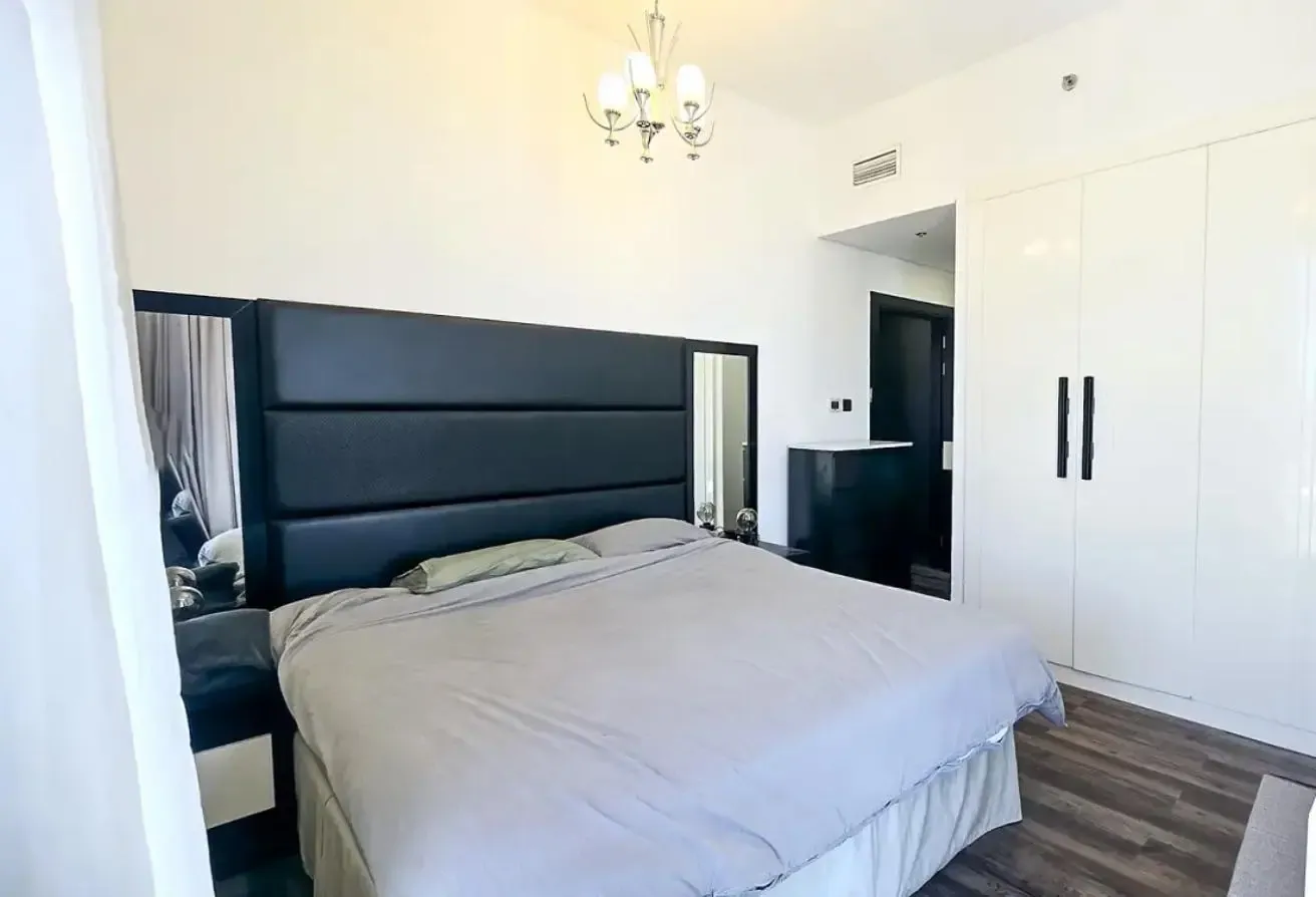 Fully Furnished | Convertible 2 Bed |Upgraded Unit