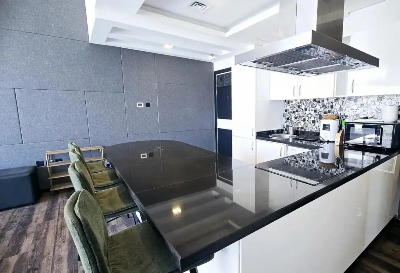 Fully Furnished | Convertible 2 Bed |Upgraded Unit