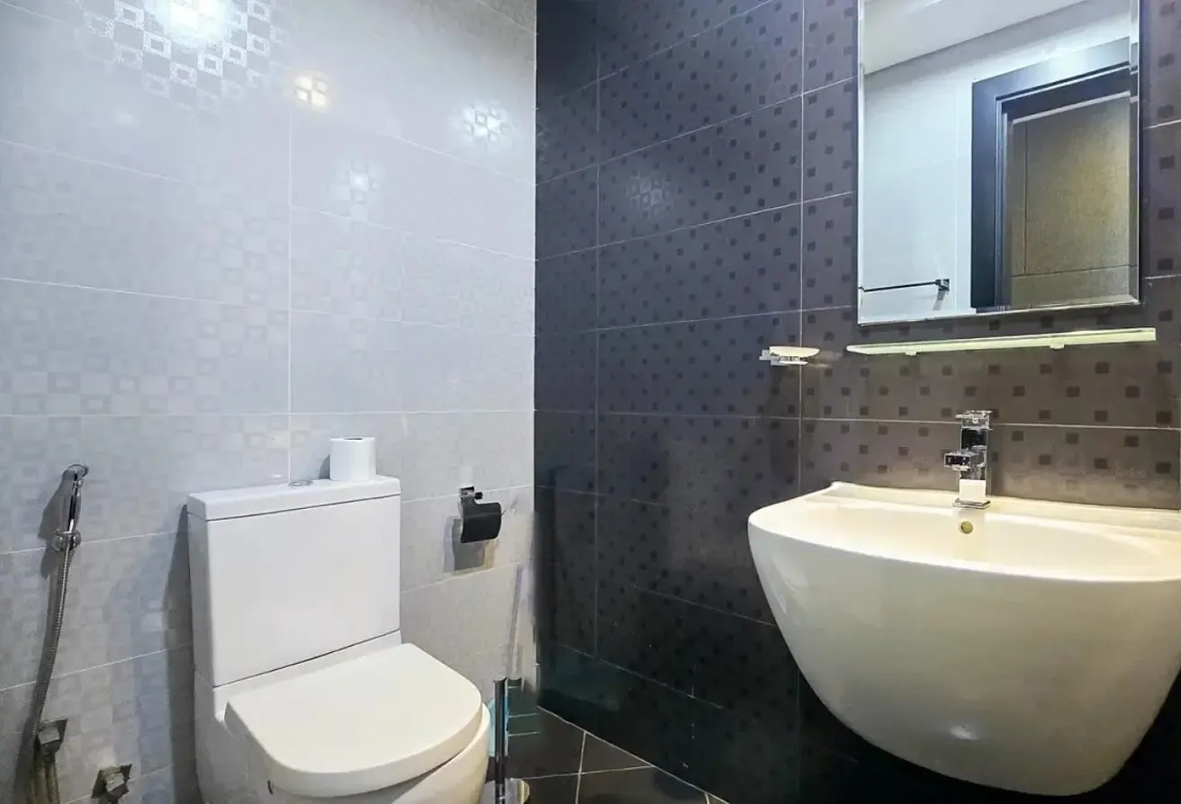 Fully Furnished | Convertible 2 Bed |Upgraded Unit