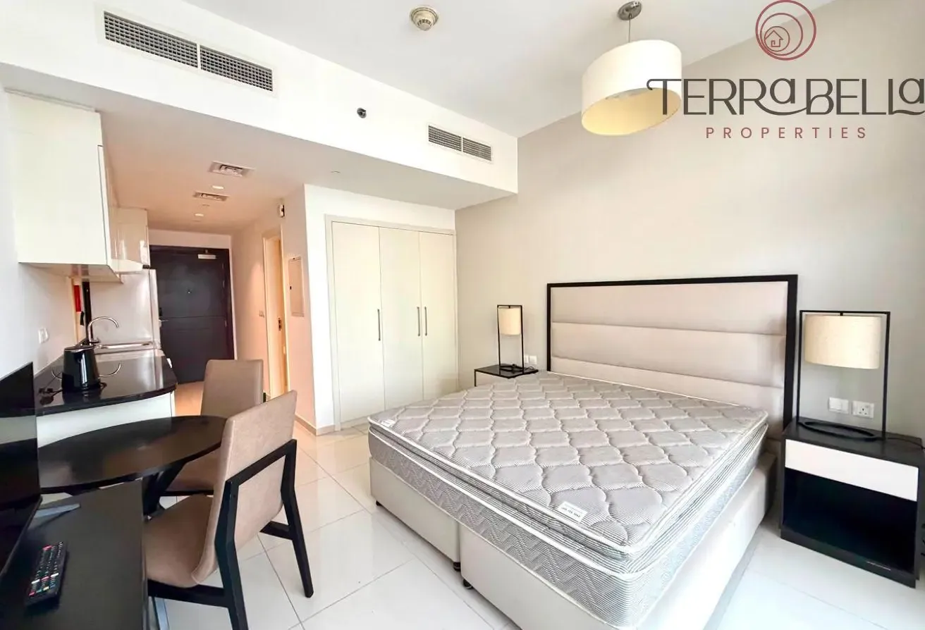 Bright Furnished Studio | High Floor | Vacant