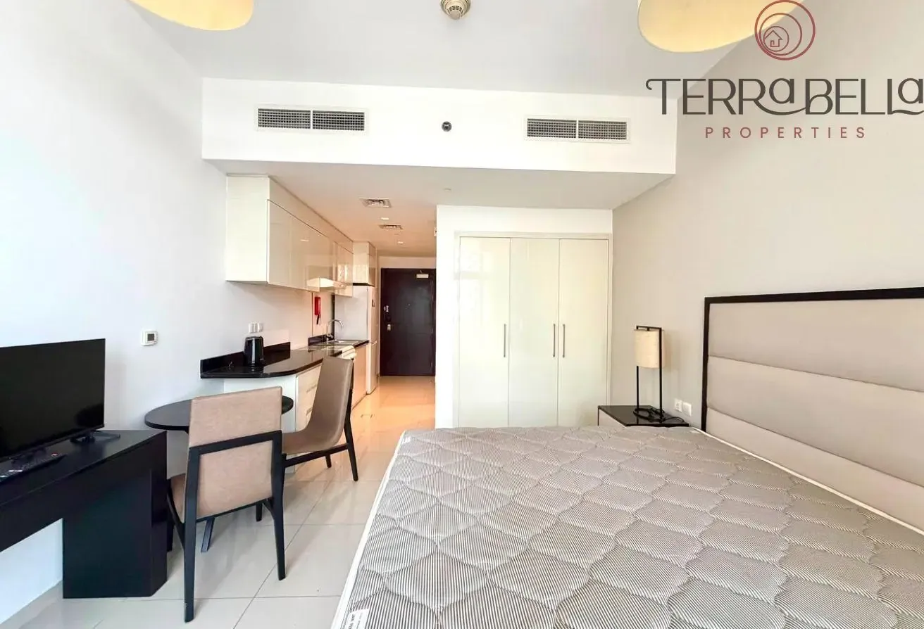 Bright Furnished Studio | High Floor | Vacant