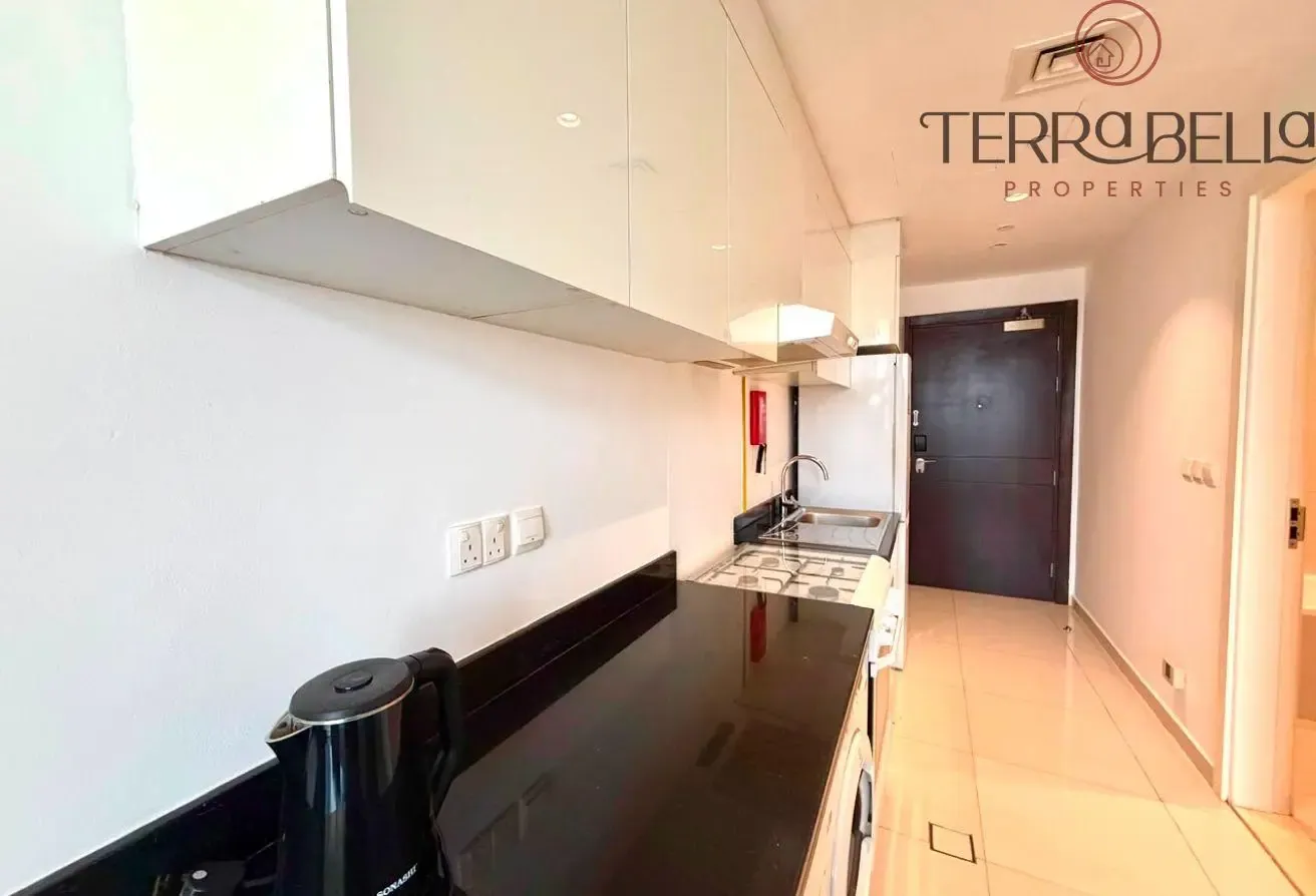Bright Furnished Studio | High Floor | Vacant