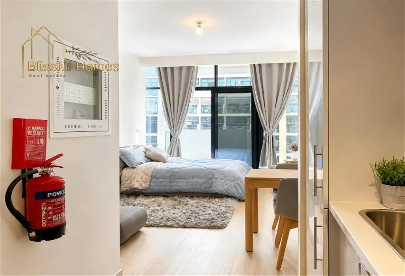 Standout Studio | Market Price | City Views