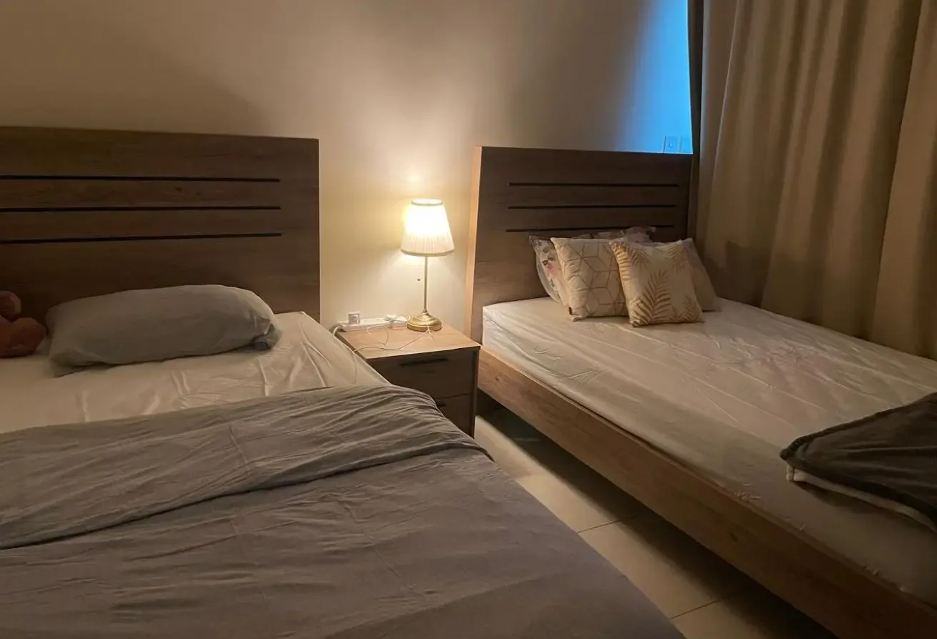 2 BEDROOM APARTMENT | FULL LAKE VIEW | VACANT