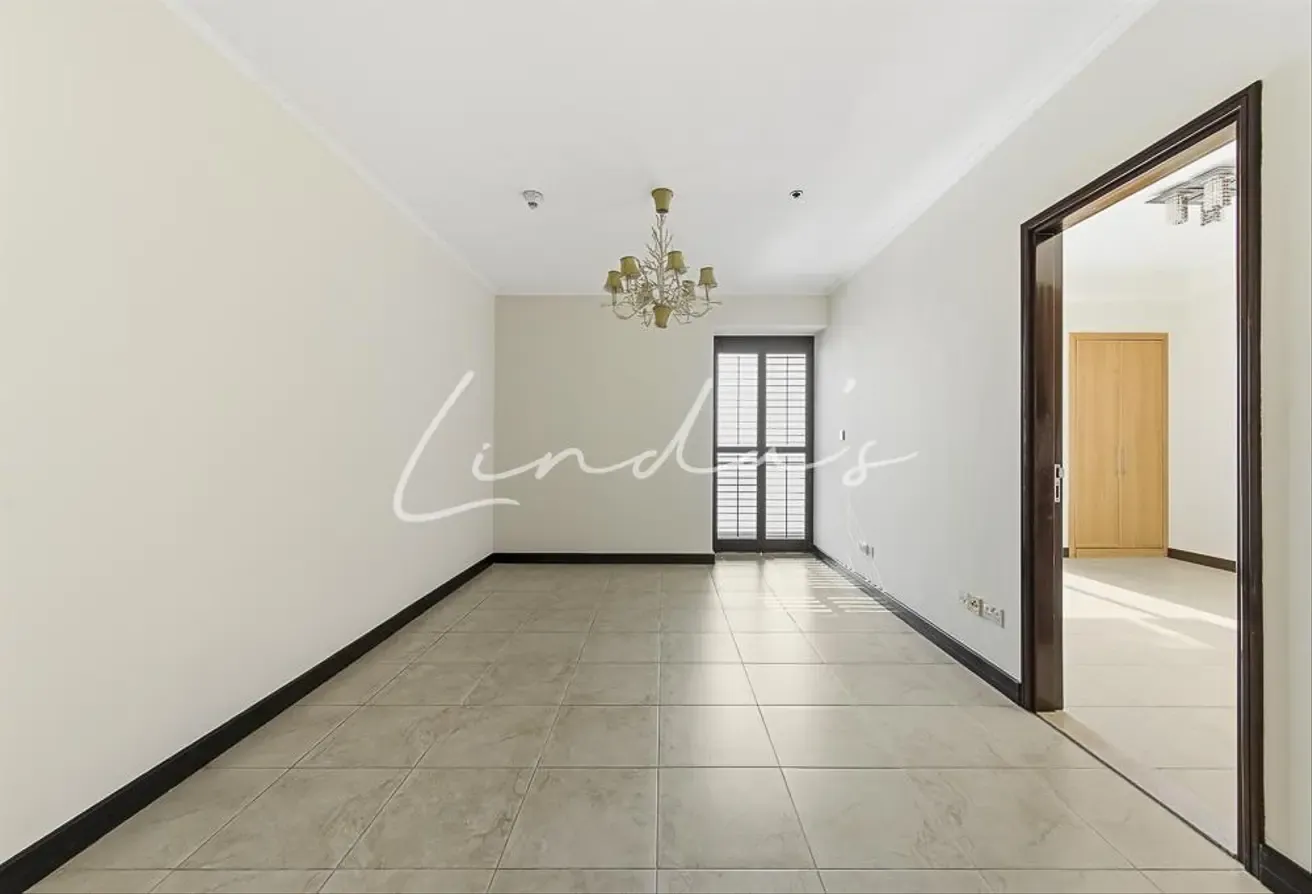 Vacant | Maids | 2 Parkings | Lake and Golf Views