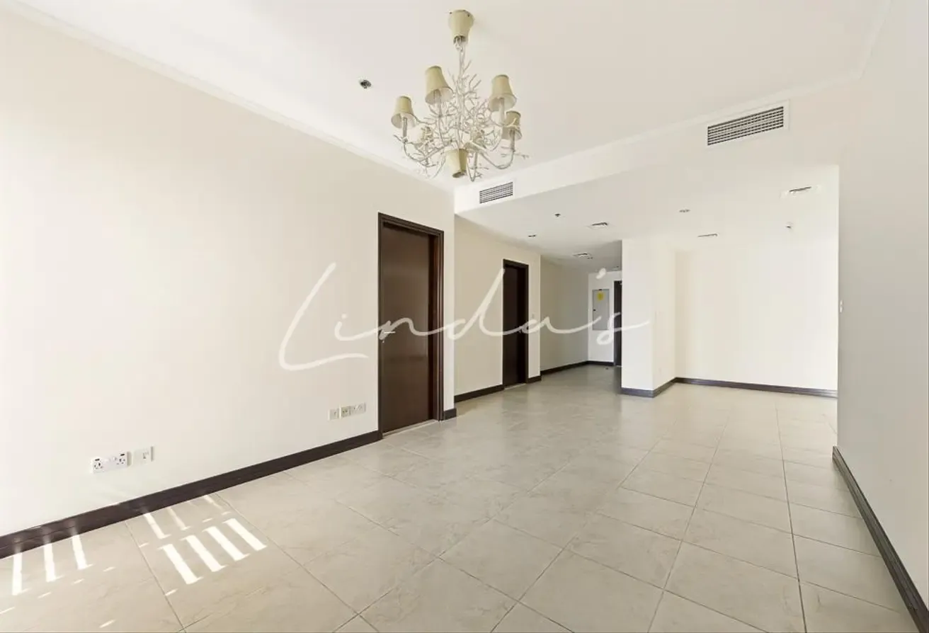 Vacant | Maids | 2 Parkings | Lake and Golf Views