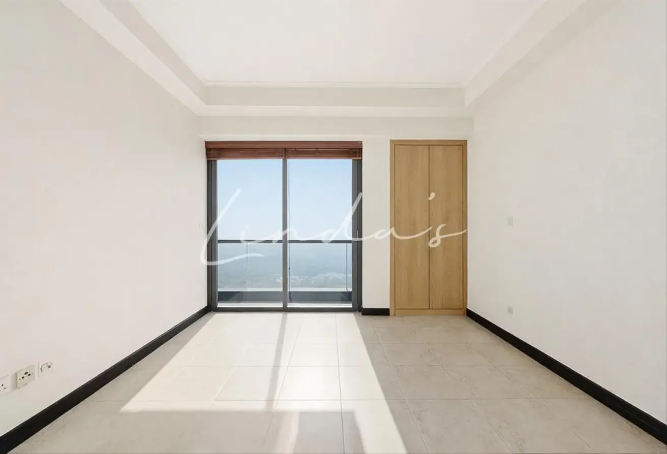 Vacant | Maids | 2 Parkings | Lake and Golf Views
