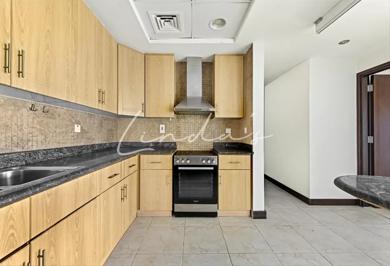 Vacant | Maids | 2 Parkings | Lake and Golf Views