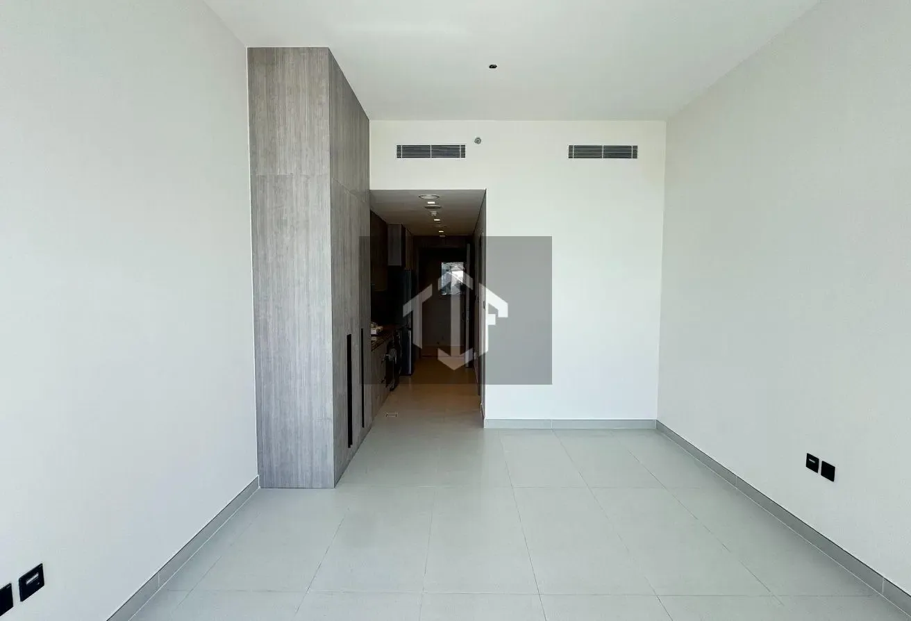 Huge Brand New Studio with kitchen appliances