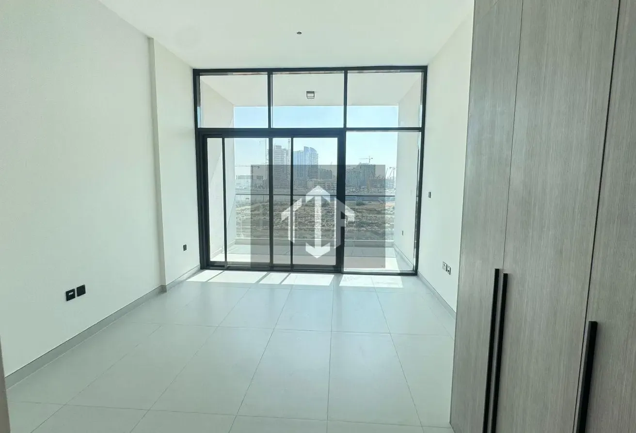 Huge Brand New Studio with kitchen appliances