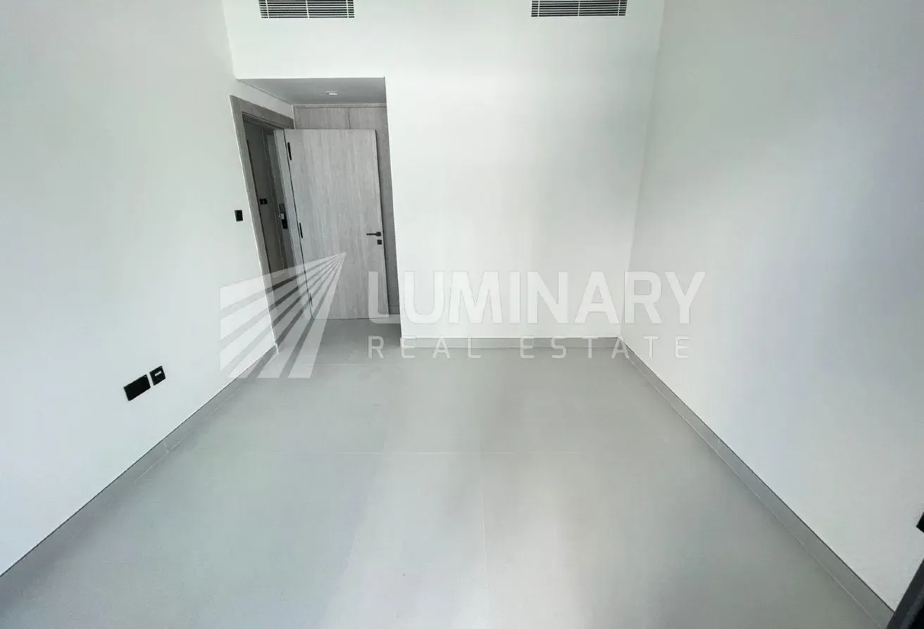 Luxurious Brand new Modren Finshing With amenities
