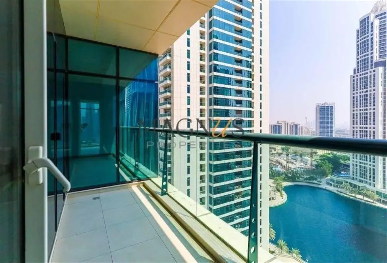 VASTU COMPLAINT | HIGH FLOOR | LAKE VIEW | READY TO MOVE IN