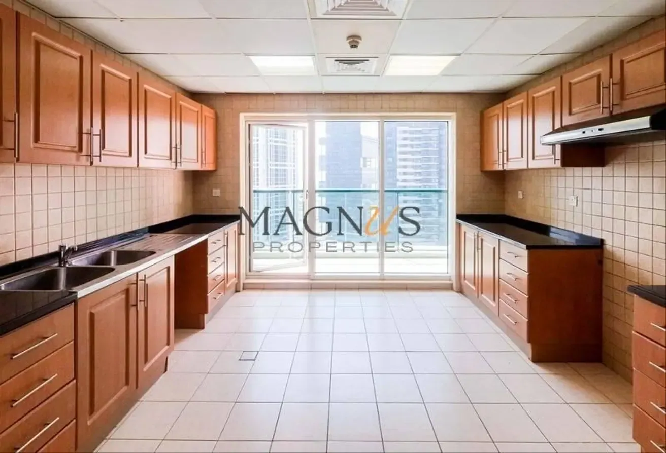 VASTU COMPLAINT | HIGH FLOOR | LAKE VIEW | READY TO MOVE IN