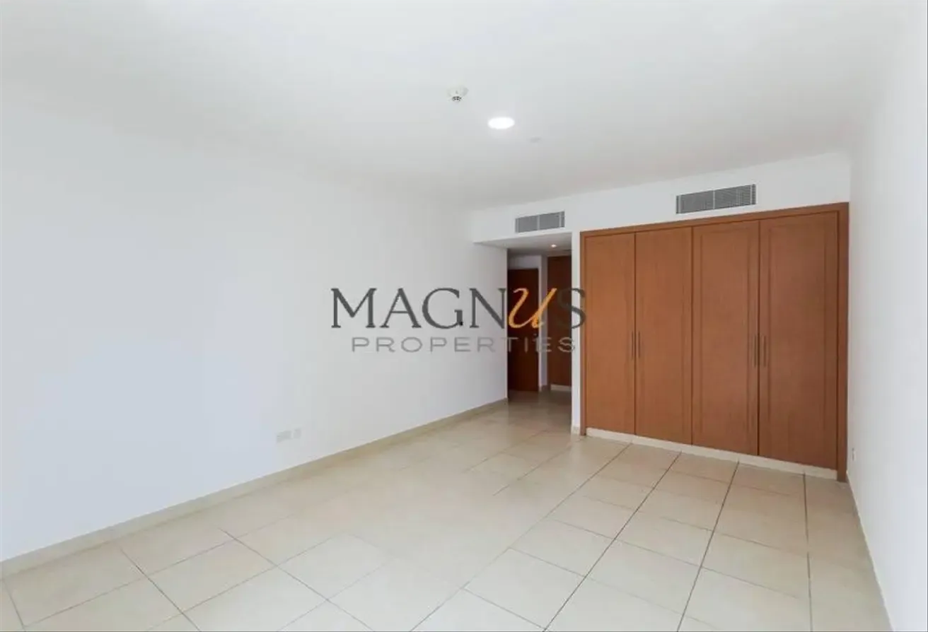 VASTU COMPLAINT | HIGH FLOOR | LAKE VIEW | READY TO MOVE IN