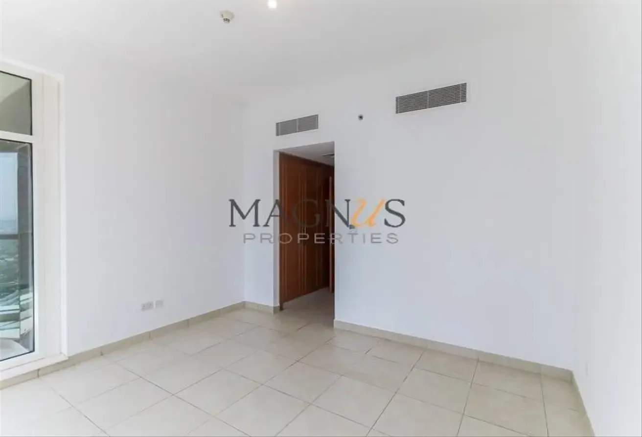 VASTU COMPLAINT | HIGH FLOOR | LAKE VIEW | READY TO MOVE IN