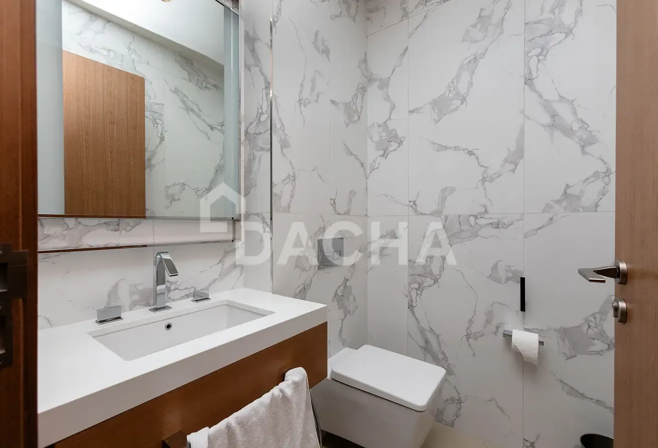 Vacant|Premium Residence|Walking Distance to Mall