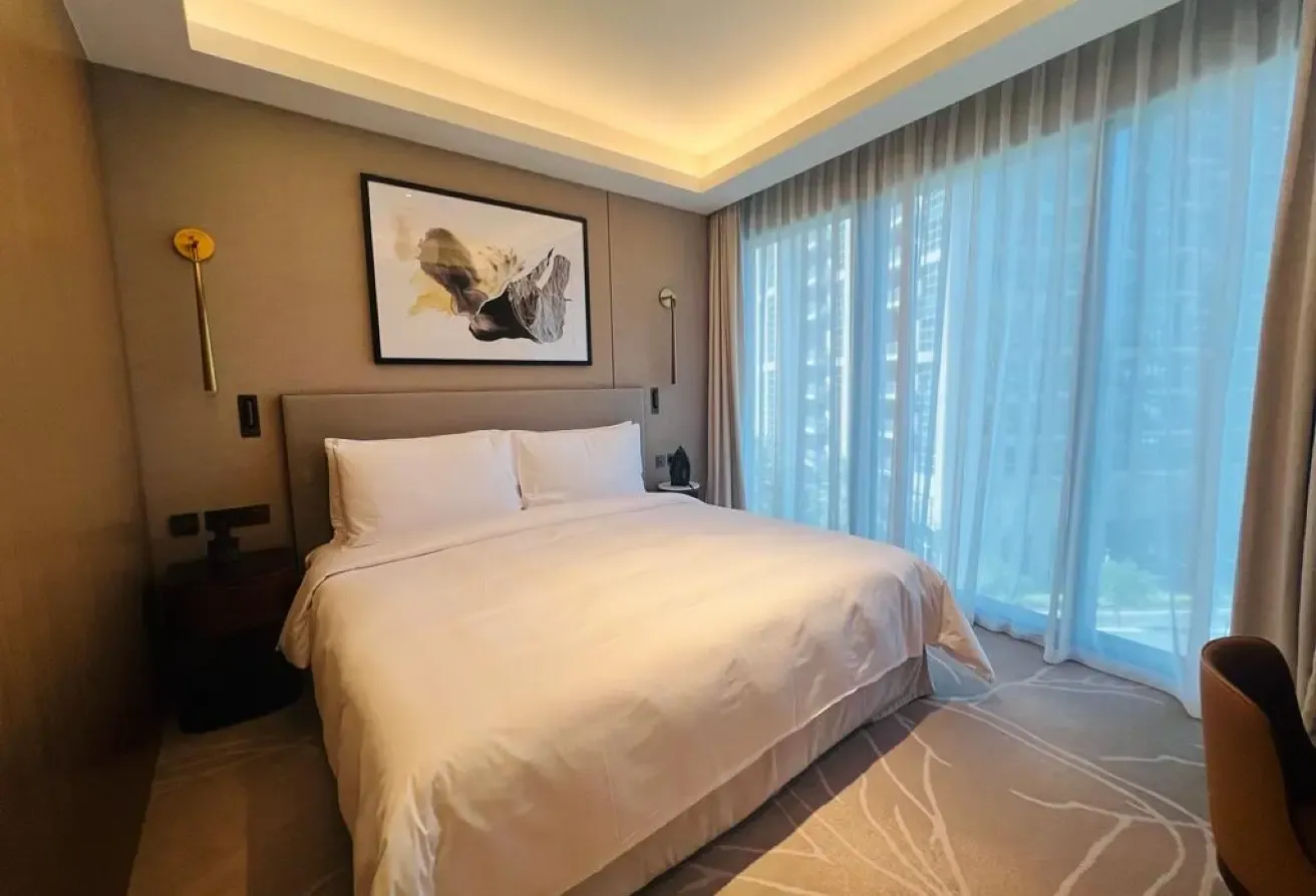 2 BR Apartment in Downtown Dubai with Landmark View