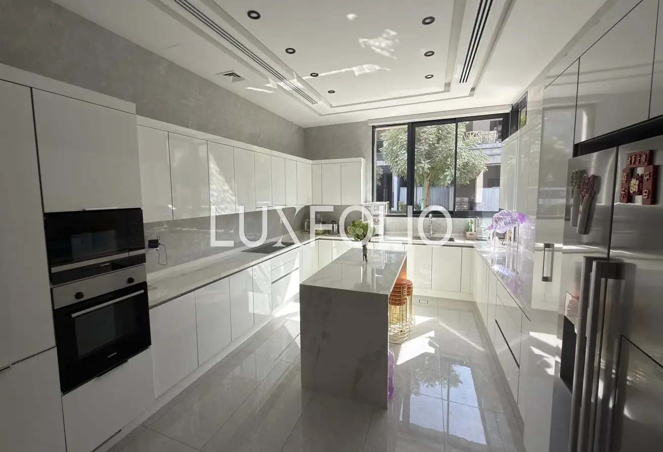 Large Layout | Vacant | Private Pool