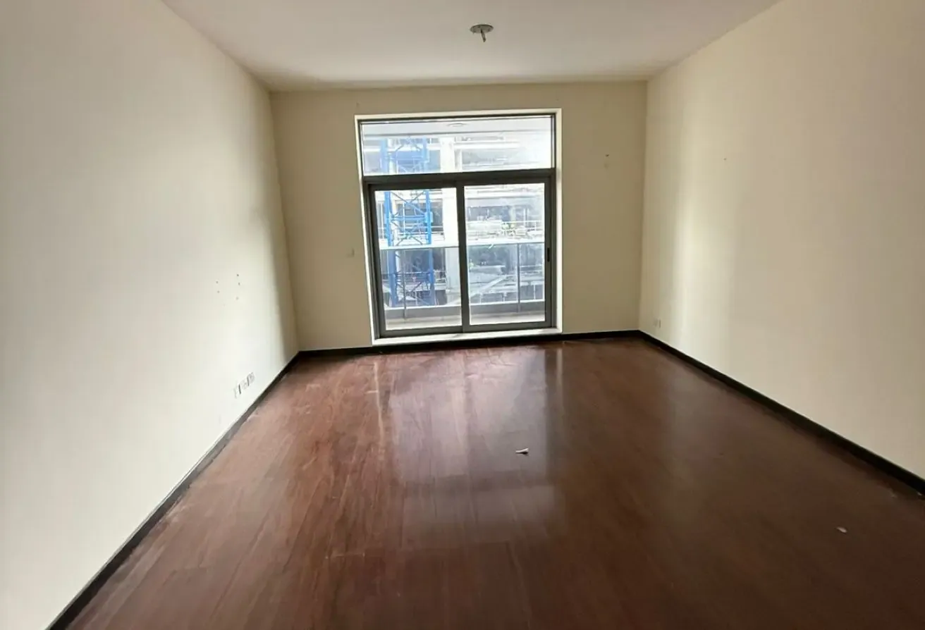 SEMI FURNISHED | NEAR THE METRO | MID-FLOOR