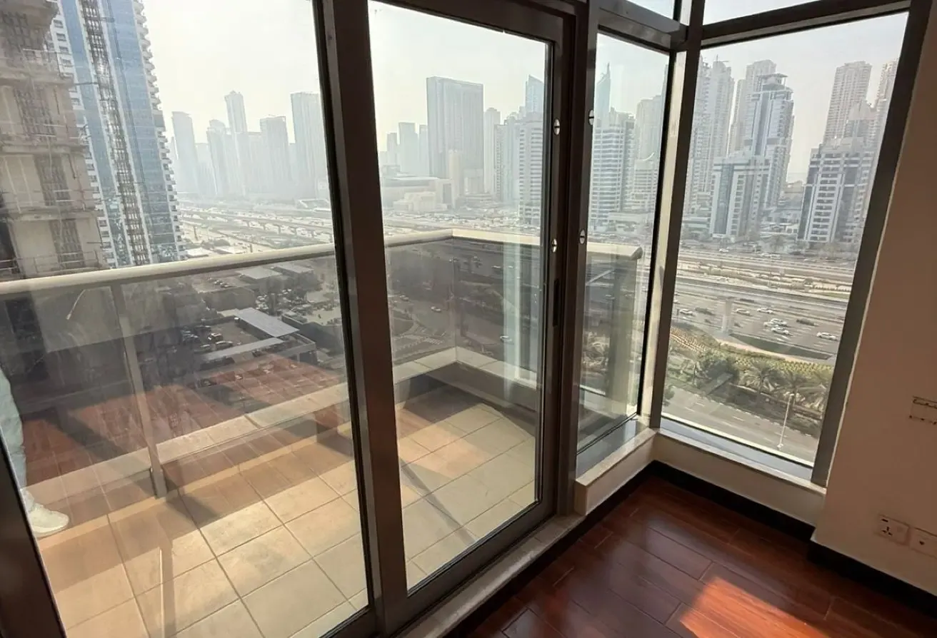 SEMI FURNISHED | NEAR THE METRO | MID-FLOOR