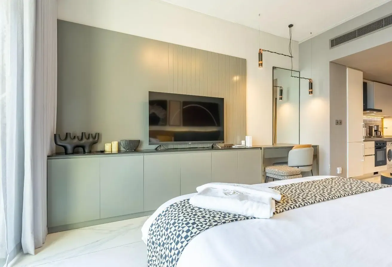 Mag 318 Studio | High Floor | Bright Canal View
