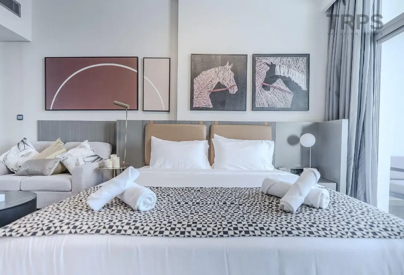 Bright Studio | Walk to Dubai Mall | Furnished