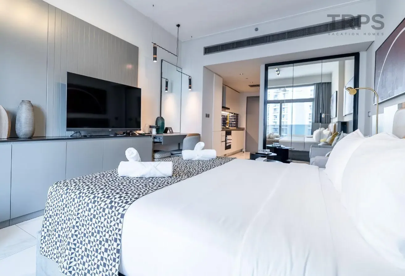 Bright Studio | Walk to Dubai Mall | Furnished