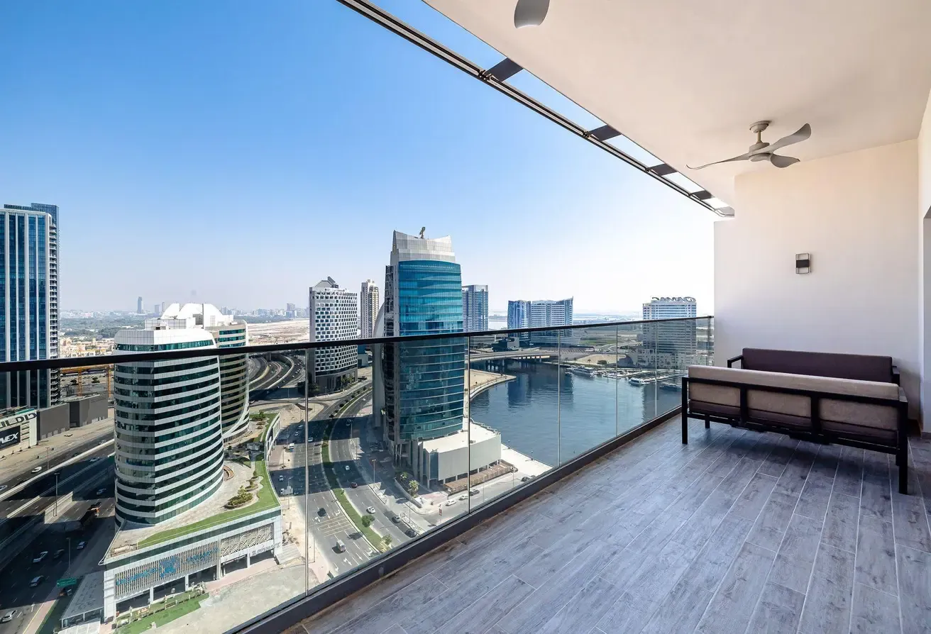 Spacious | 1BR Plus Study Room  | Canal View