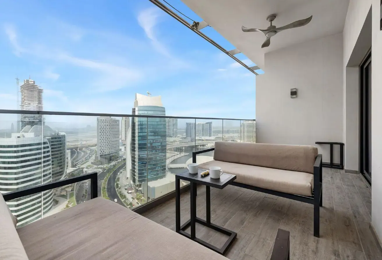Spacious | 1BR Plus Study Room  | Canal View