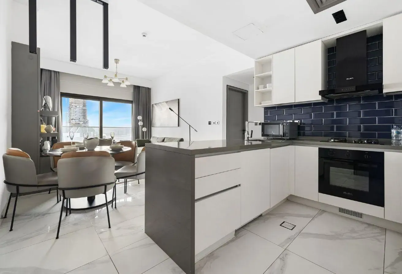 Spacious | 1BR Plus Study Room  | Canal View