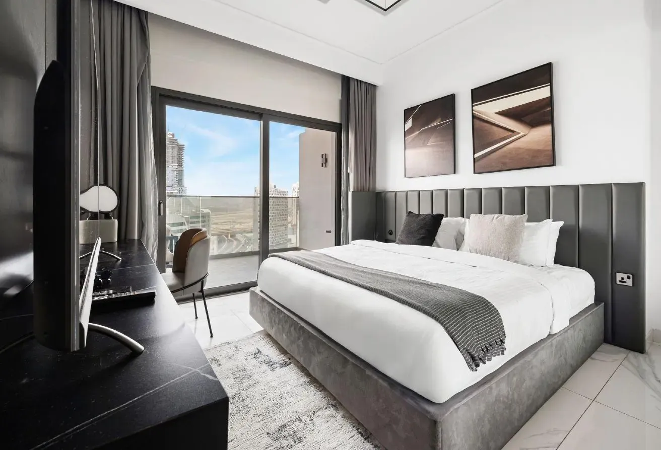 Spacious | 1BR Plus Study Room  | Canal View