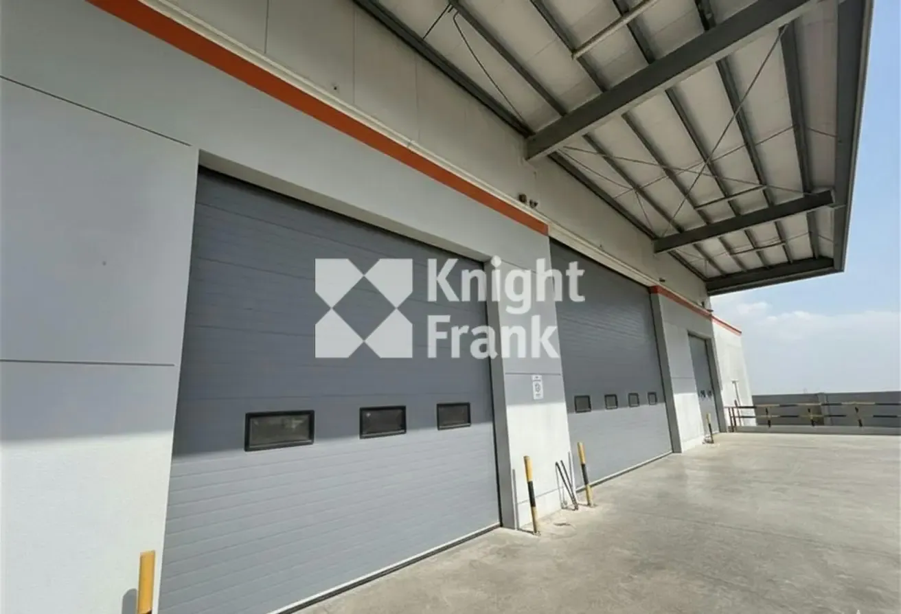 High Spec Logistics Warehouse | Docks and Racking