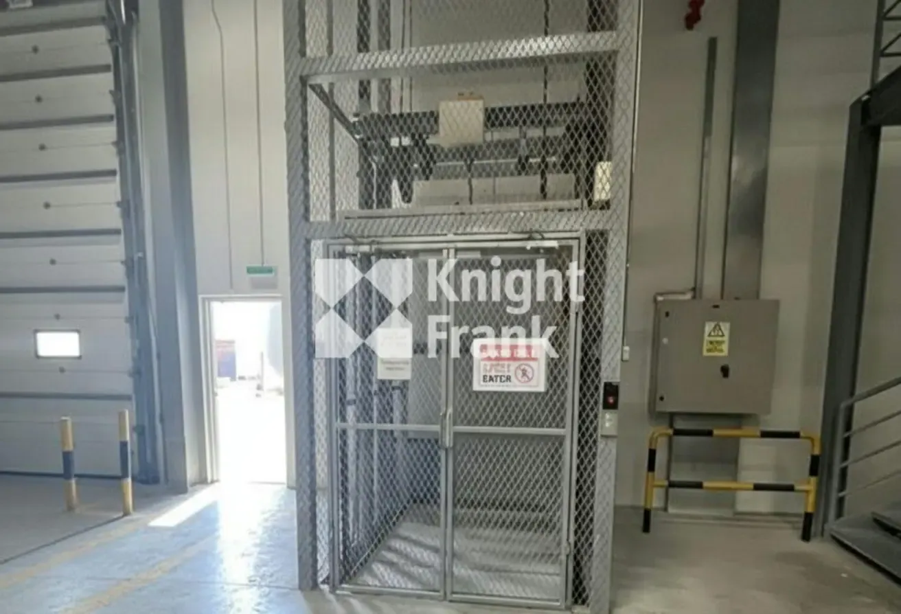 High Spec Logistics Warehouse | Docks and Racking