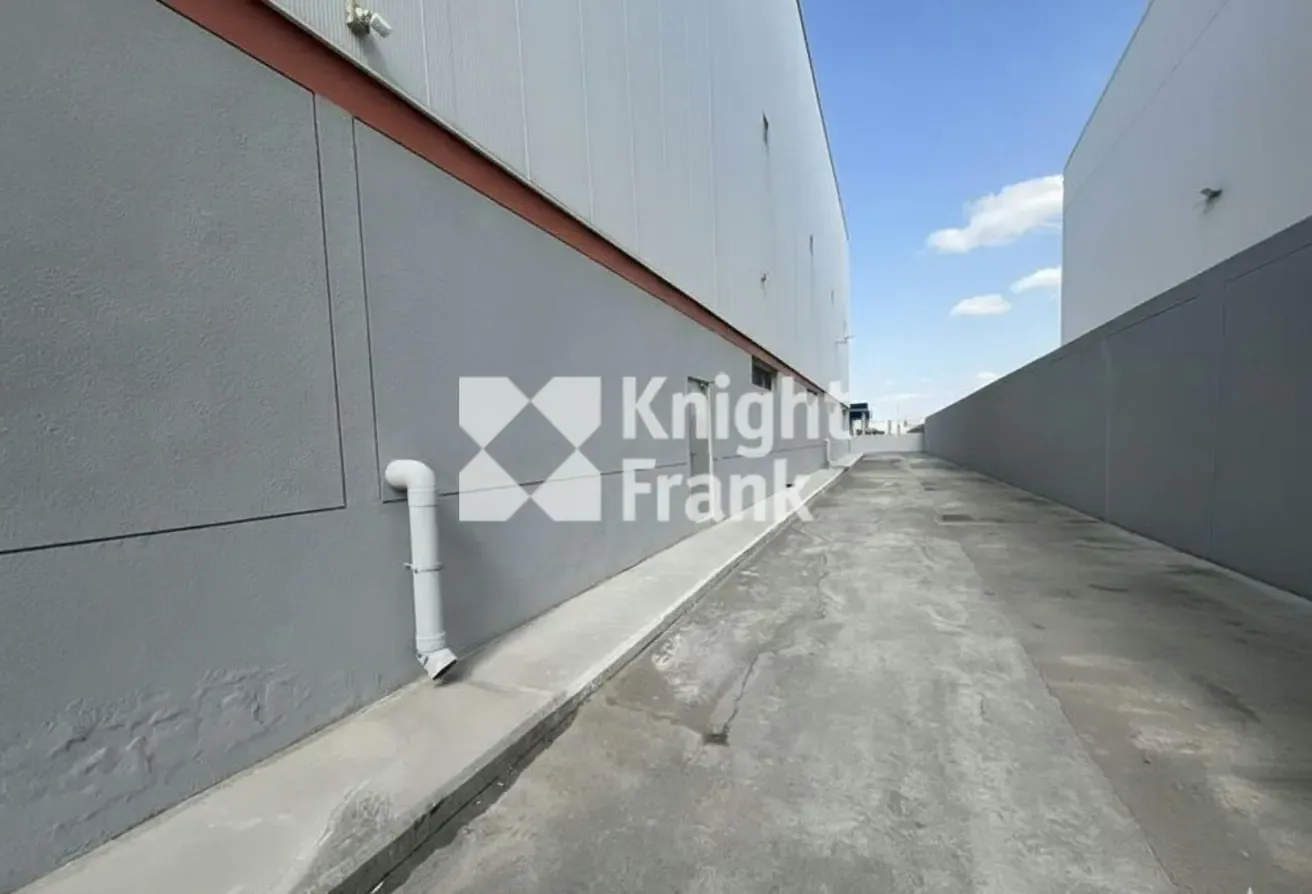 High Spec Logistics Warehouse | Docks and Racking