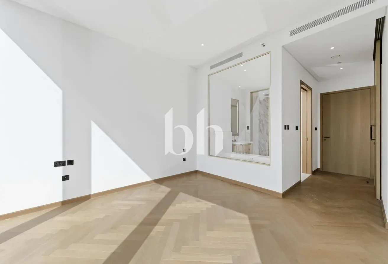 Vacant | Middle Floor | Canal View | 2+Maid