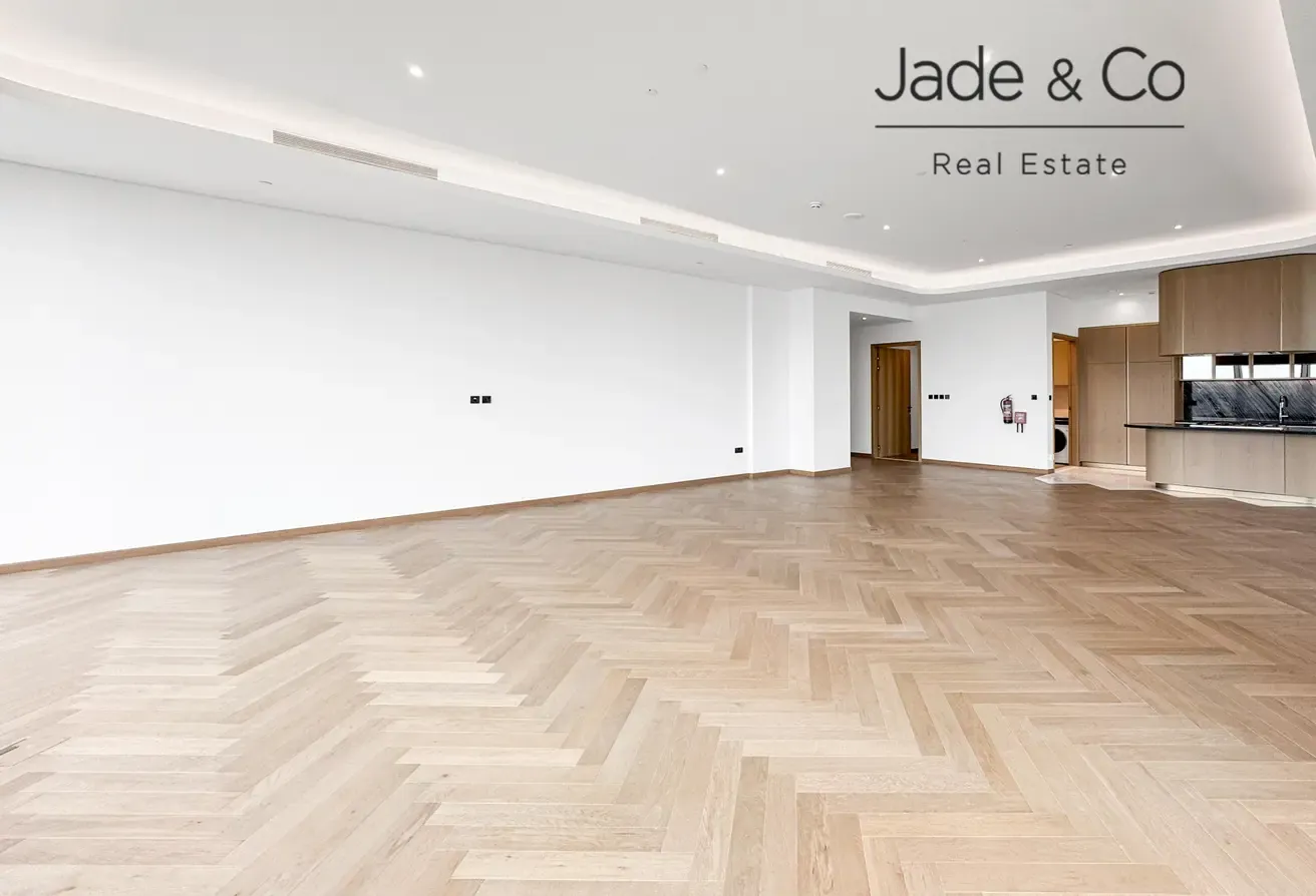 Community Expert | Corner Unit | Canal View