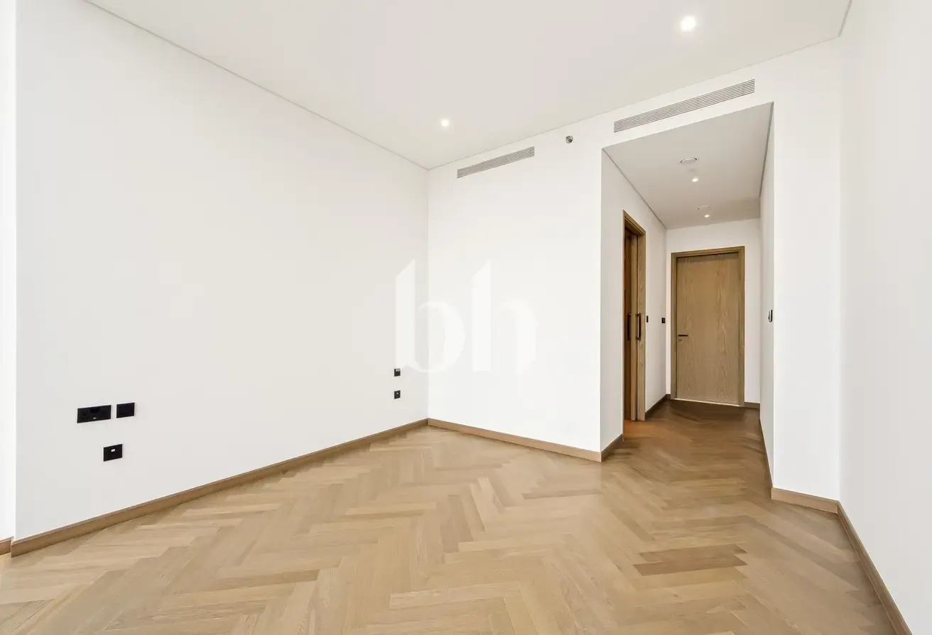 Vacant | Canal View | High Floor