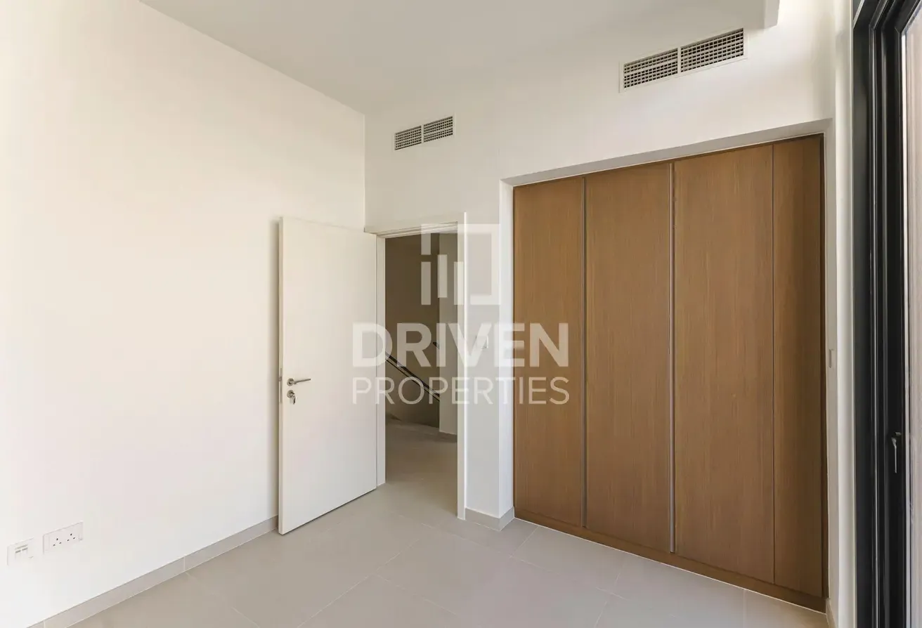 Corner Villa | Ready to Move in | Large Plot