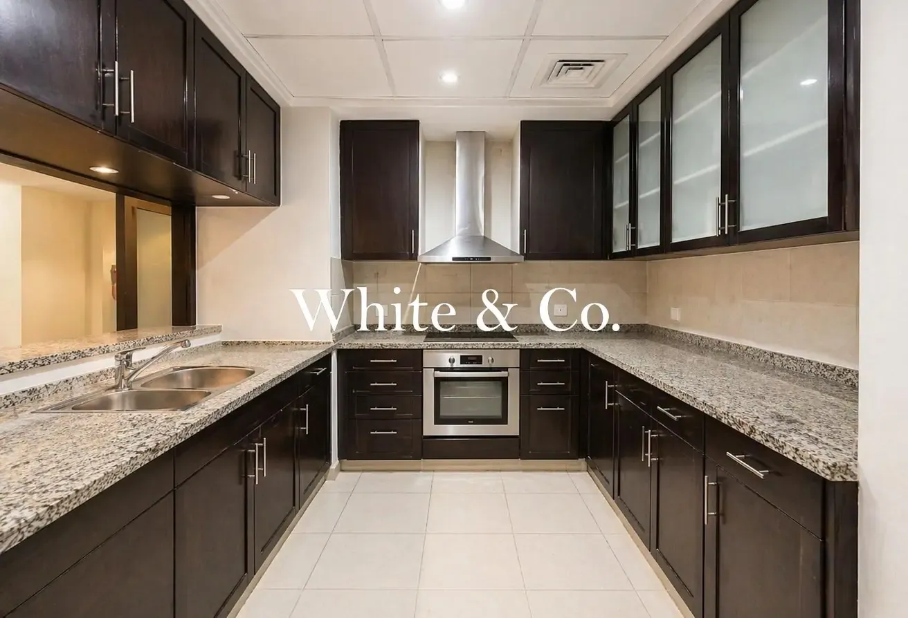 Semi Upgraded 1 Bed| Spacious Layout | VOT
