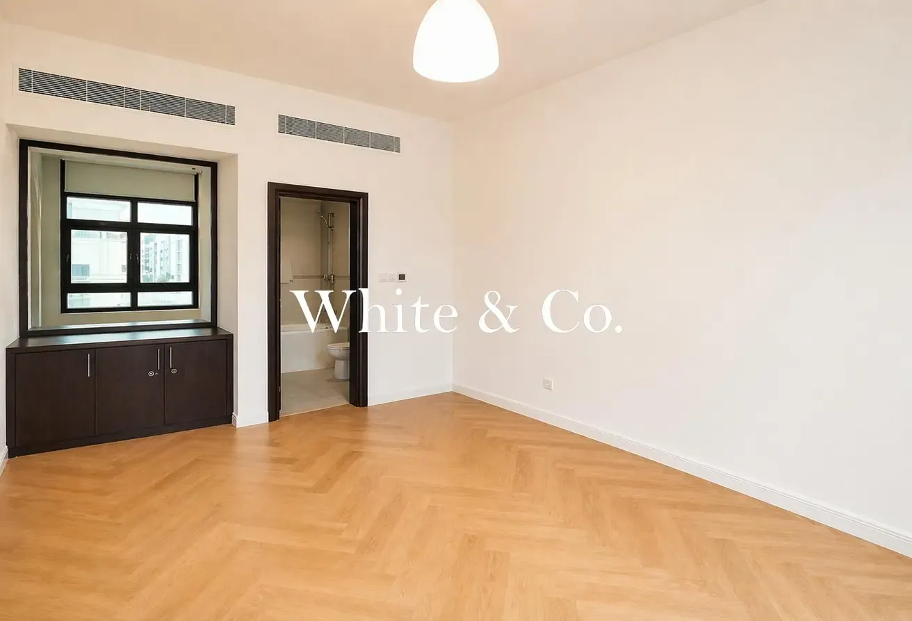Semi Upgraded 1 Bed| Spacious Layout | VOT