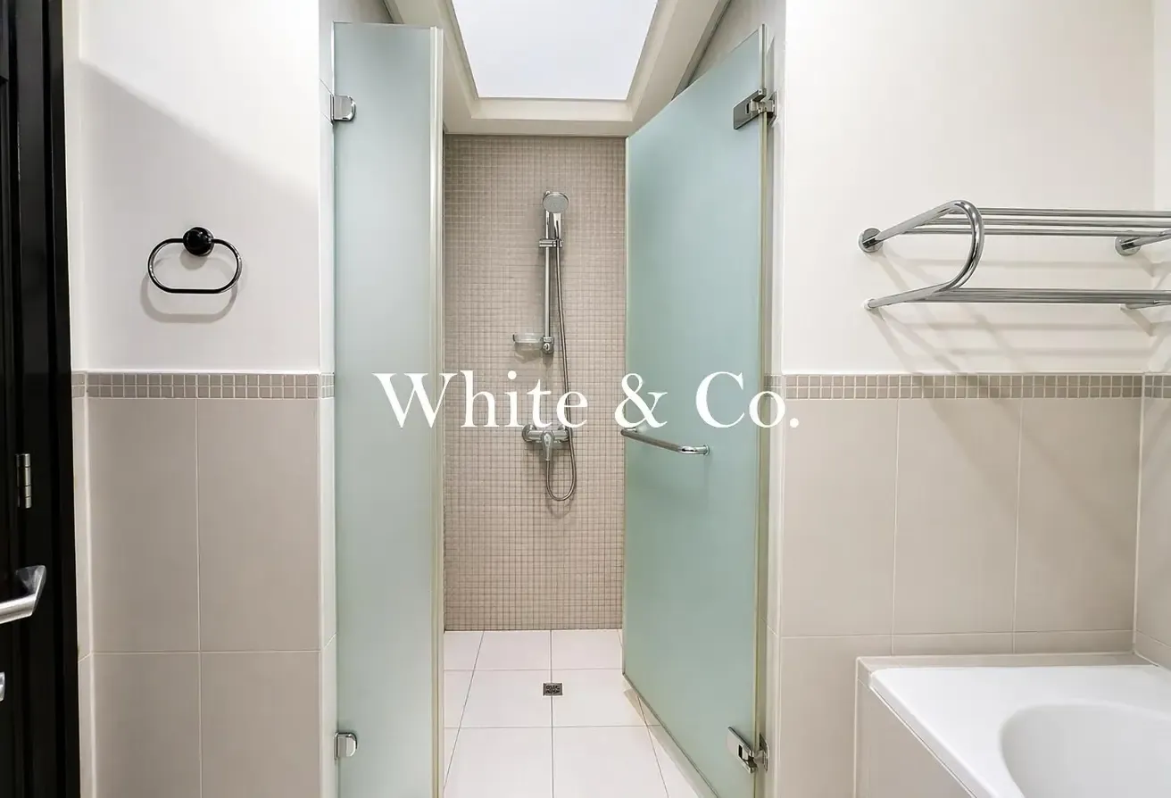 Semi Upgraded 1 Bed| Spacious Layout | VOT