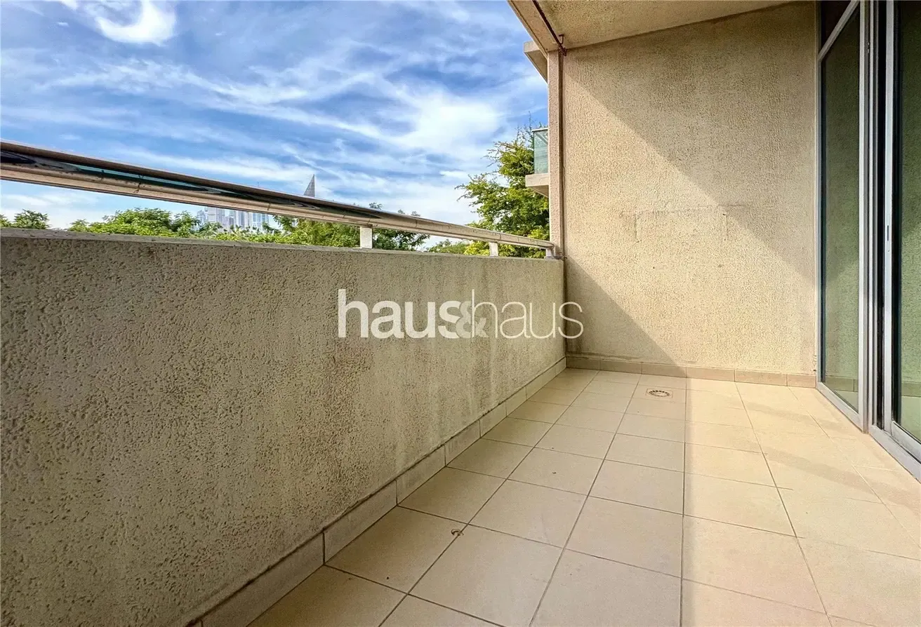Vacant | Low Floor | Powder Room | Large Layout