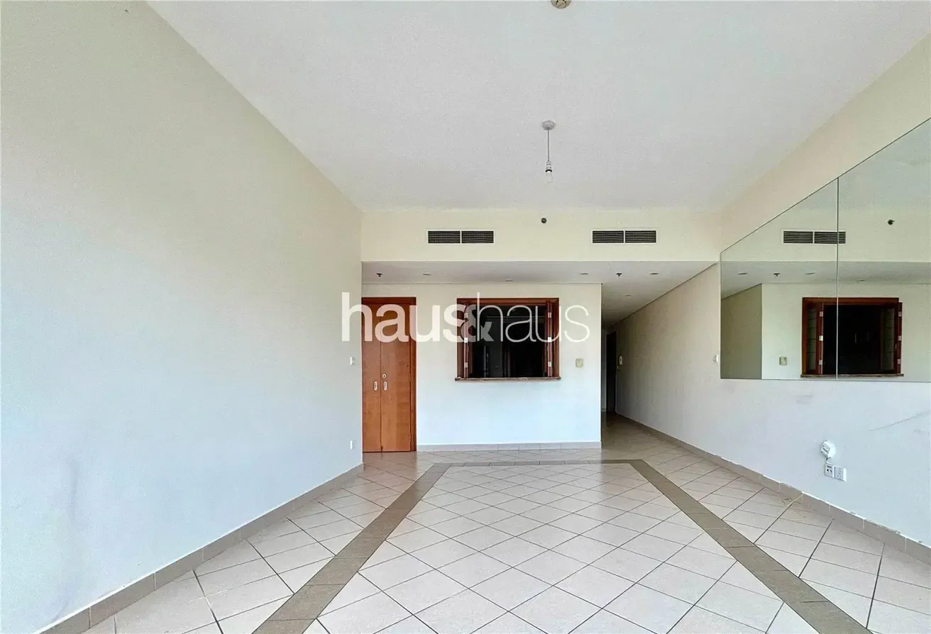 Vacant | Low Floor | Powder Room | Large Layout