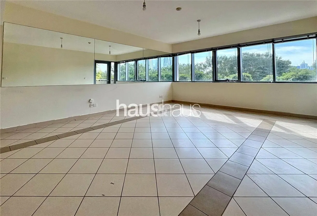 Vacant | Low Floor | Powder Room | Large Layout