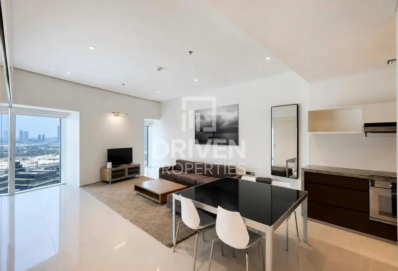 Stunning Apt and Huge Layout | Prime Location