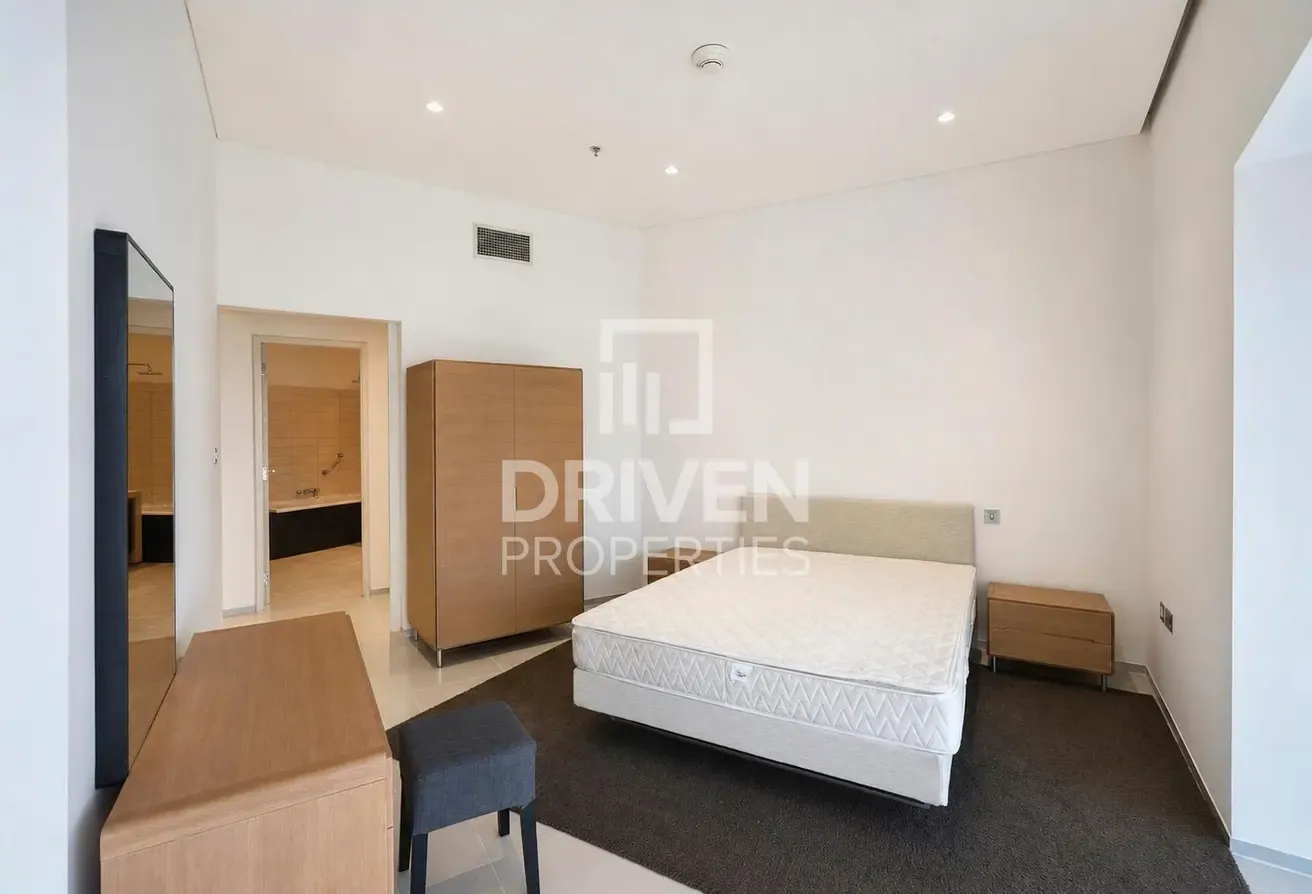 Stunning Apt and Huge Layout | Prime Location