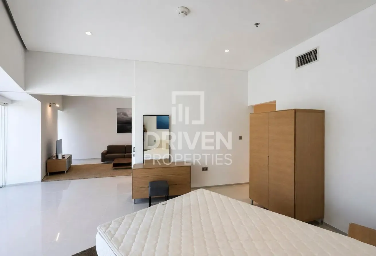 Stunning Apt and Huge Layout | Prime Location