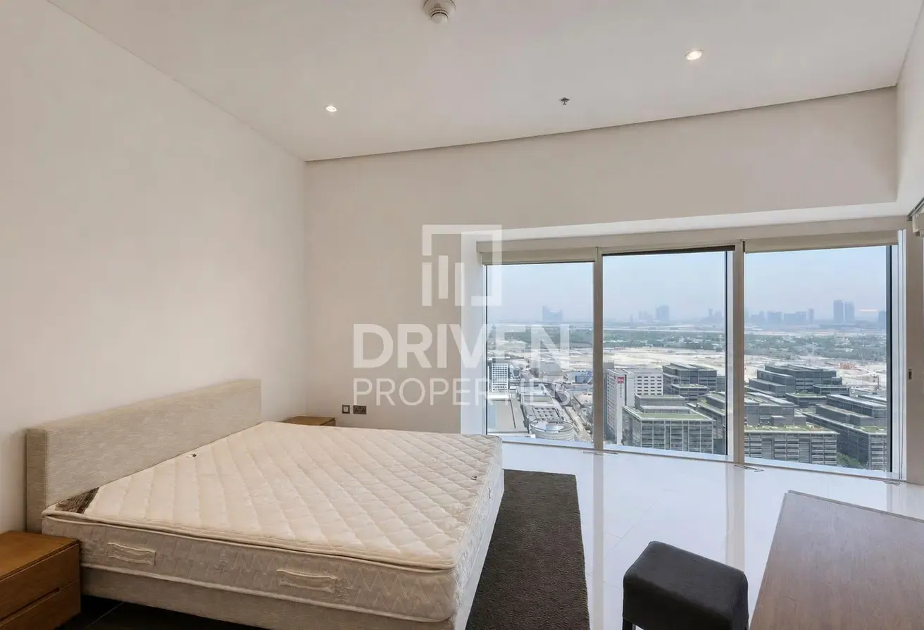 Stunning Apt and Huge Layout | Prime Location